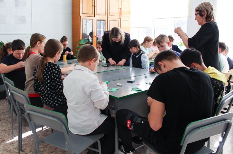В Лесозаводском городском округе полицейские провели для школьников мастер-класс по изготовлению световозвращающих  брелоков