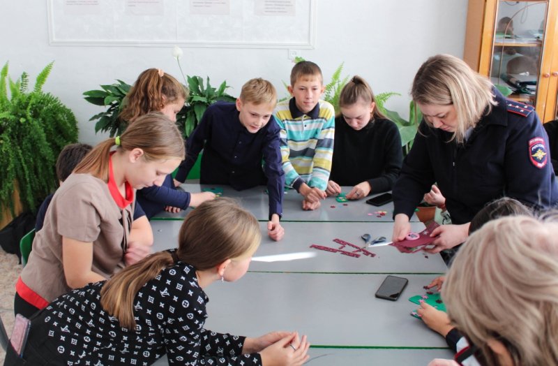 В Лесозаводском городском округе полицейские провели для школьников мастер-класс по изготовлению световозвращающих  брелоков